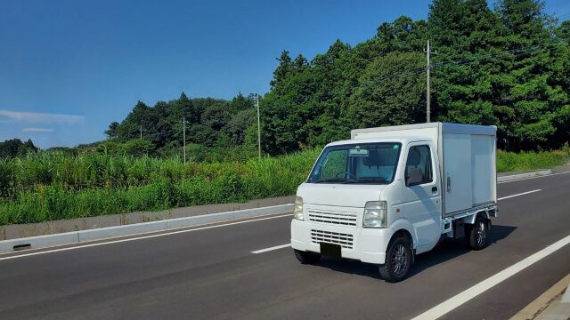道路を走る宅配トラック