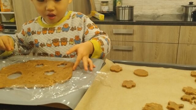 クッキーを作る子ども