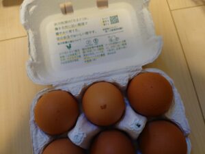 秋山牧園の卵パック