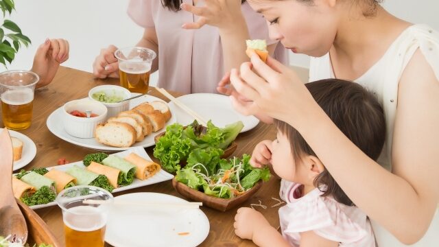 子供と野菜を囲む食卓
