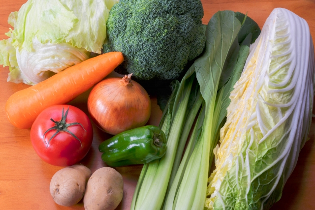 並べられた根菜や葉物野菜