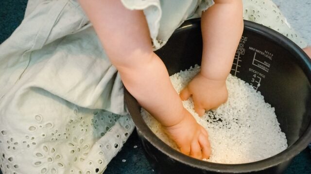 米を洗う子供
