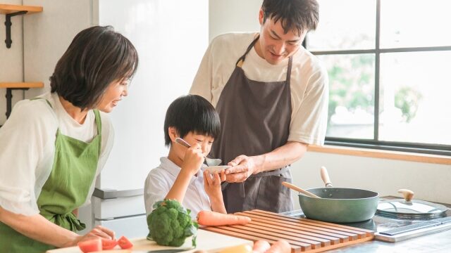 両親と料理する子供