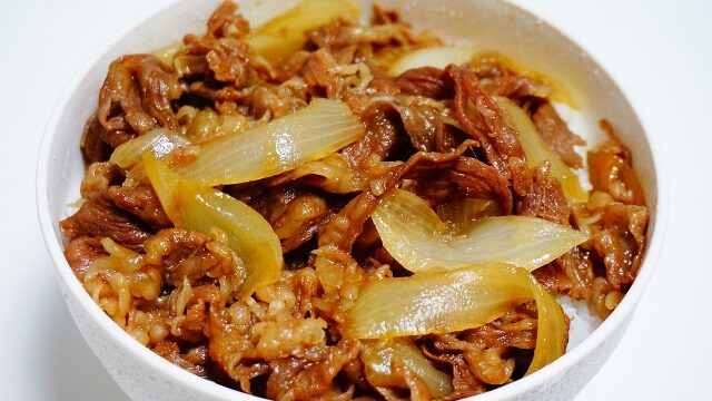 丼ぶりに入った牛丼