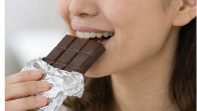 市販の安いチョコレートをほおばる女性