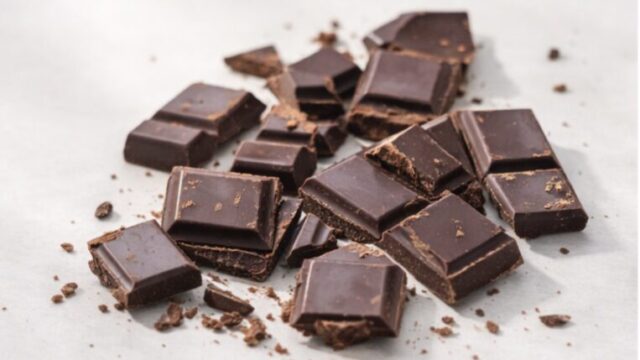 無造作に砕いた板チョコレート