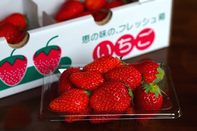 パックに入ったいちごの写真｜農薬が気になりやすい果物の例