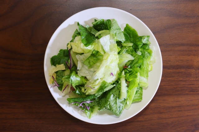 お皿に盛られたレタスサラダ