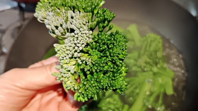 茹で途中のブロッコリー