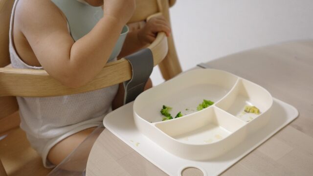 ブロッコリーを手づかみ食べする赤ちゃん