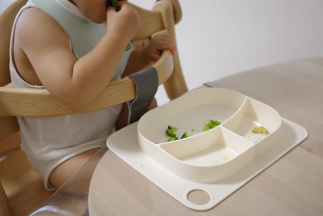 ブロッコリーを手づかみ食べする赤ちゃん