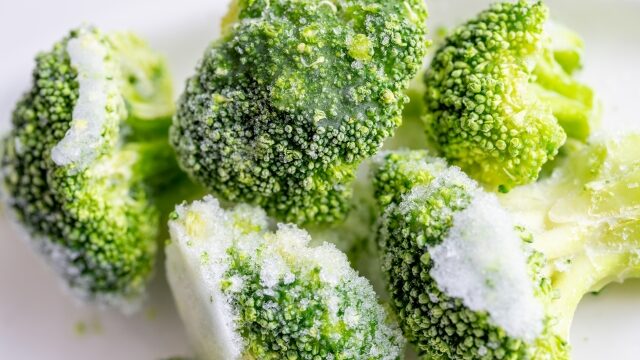 皿の上の冷凍されたブロッコリー
