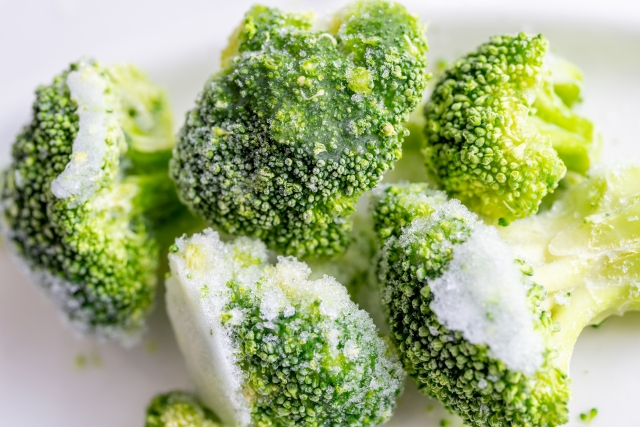 皿の上の冷凍されたブロッコリー