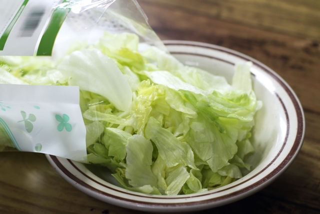 未洗浄で皿に入れられるカットレタス