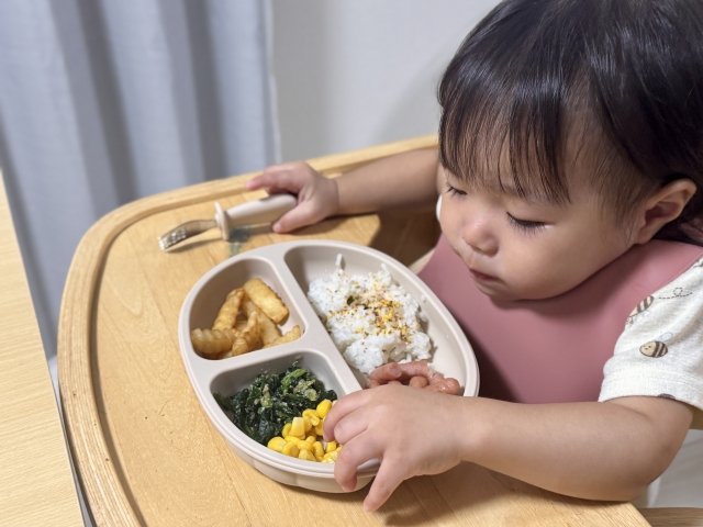 葉物野菜を真ん中にした子どもの食事