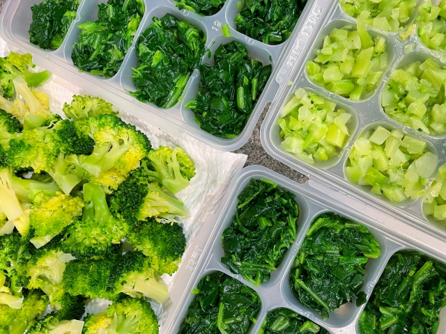 離乳食用に小分けでフリージング容器に入れた葉物野菜
