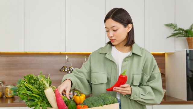 食材宅配で届いた野菜を見る女性