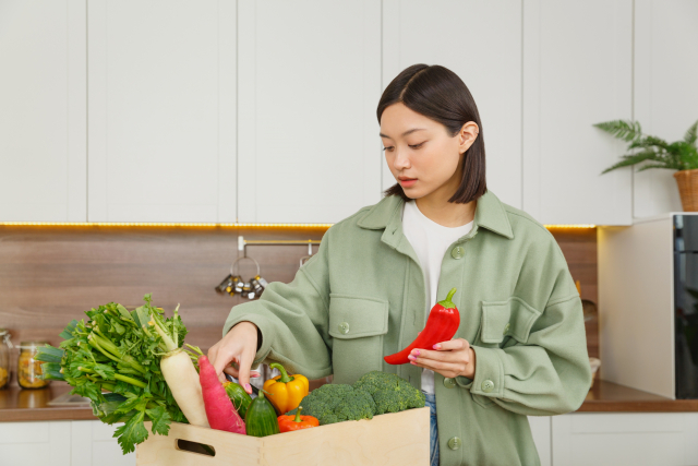 食材宅配で届いた野菜を見る女性