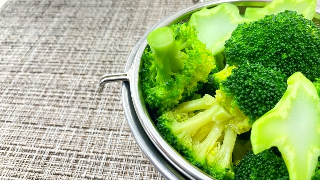 ざるにあがった茹でたてのブロッコリー｜安心ブロッコリーのイメージ