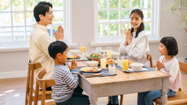 家族の食事｜時間の余裕がある家族の食卓イメージ