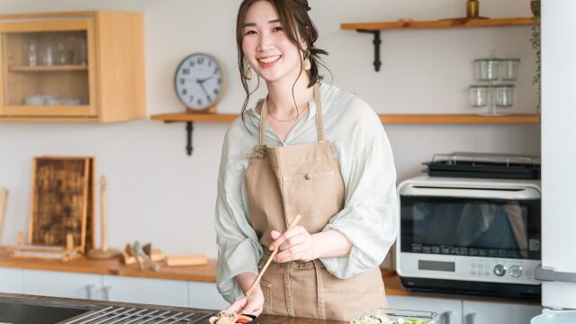 弁当を作る女性|ミールキットを活用するイメージ