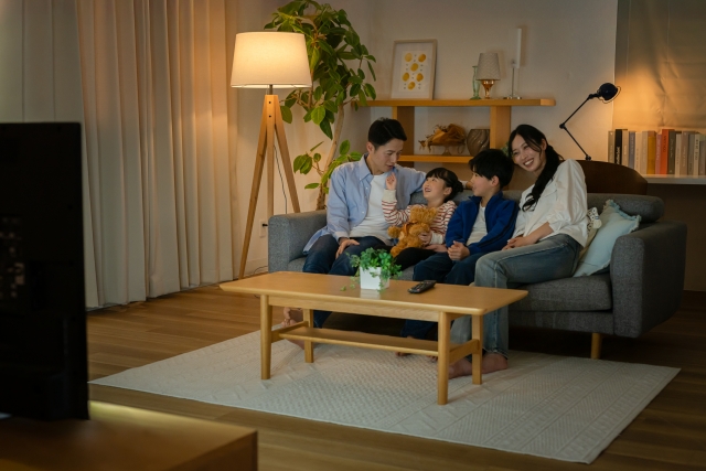 リビングで楽しむ夕方の家族時間｜時短家事のイメージ
