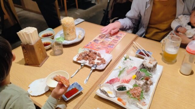 幼児、赤ちゃん連れで外食する風景