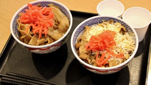 夫婦が注文した牛丼2人前|二人分の外食のイメージ