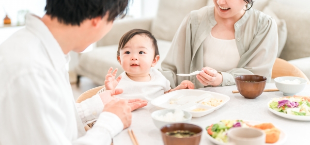 小さな子どもと食卓を囲む家族｜ミールキットのある生活イメージ