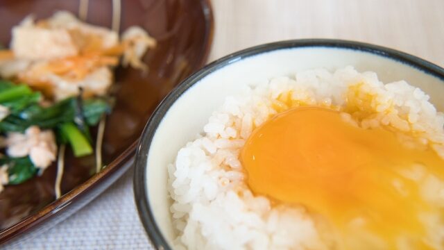 卵かけご飯と少量の炒め物｜少ないご飯のイメージ