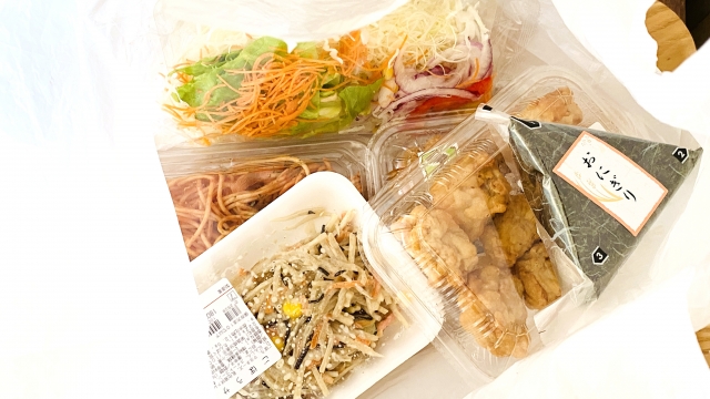 コンビニ弁当やおにぎりが入ったレジ袋