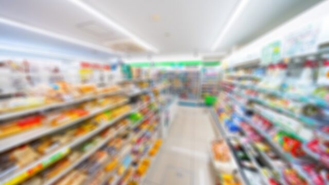 主にお菓子売り場メインのコンビニの商品棚