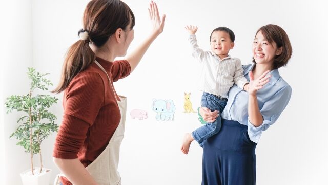 共働き家庭の子どものお迎え風景